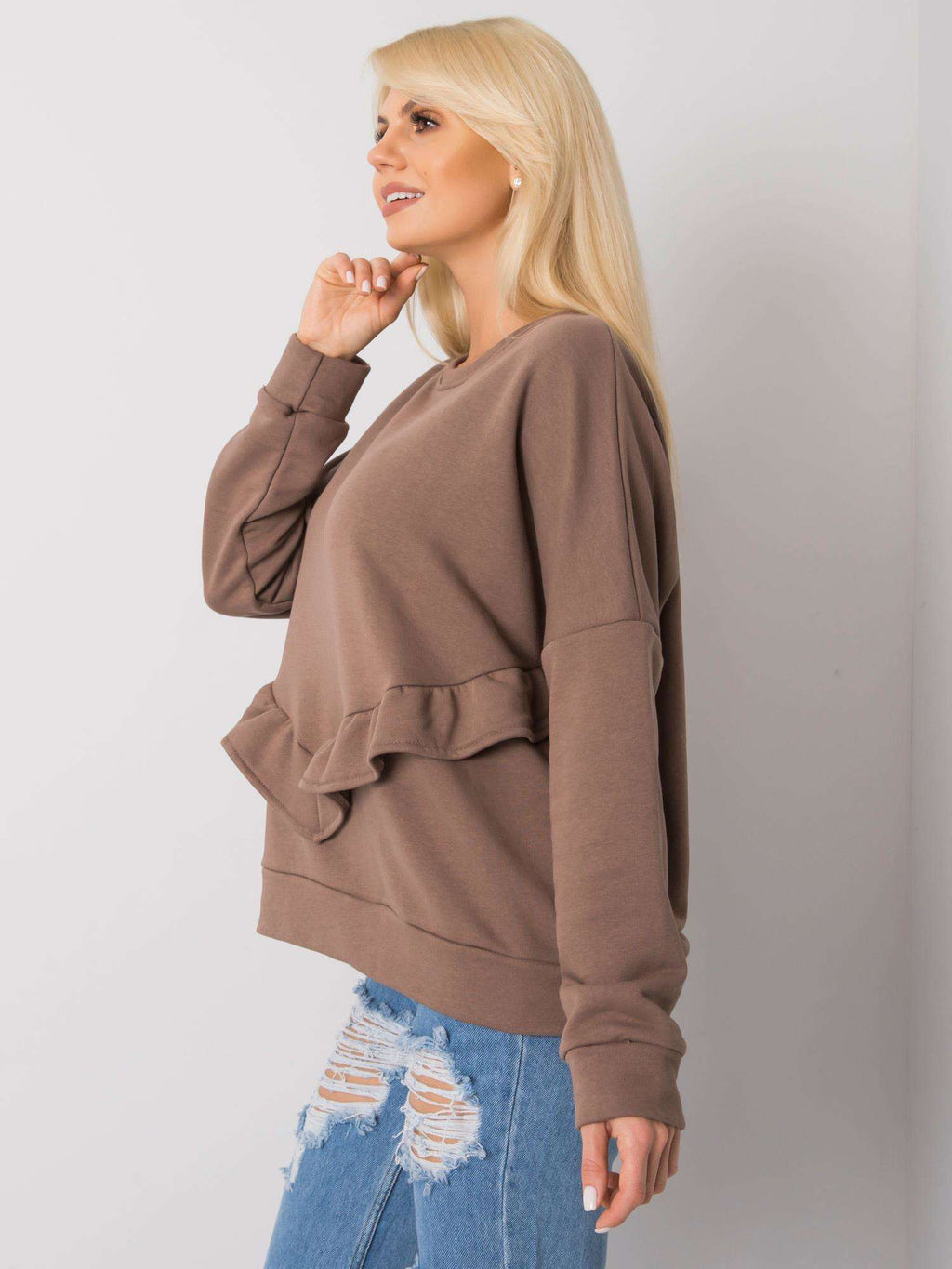Brązowa elegancka bluza bez kaptura z ozdobną falbaną - Zora