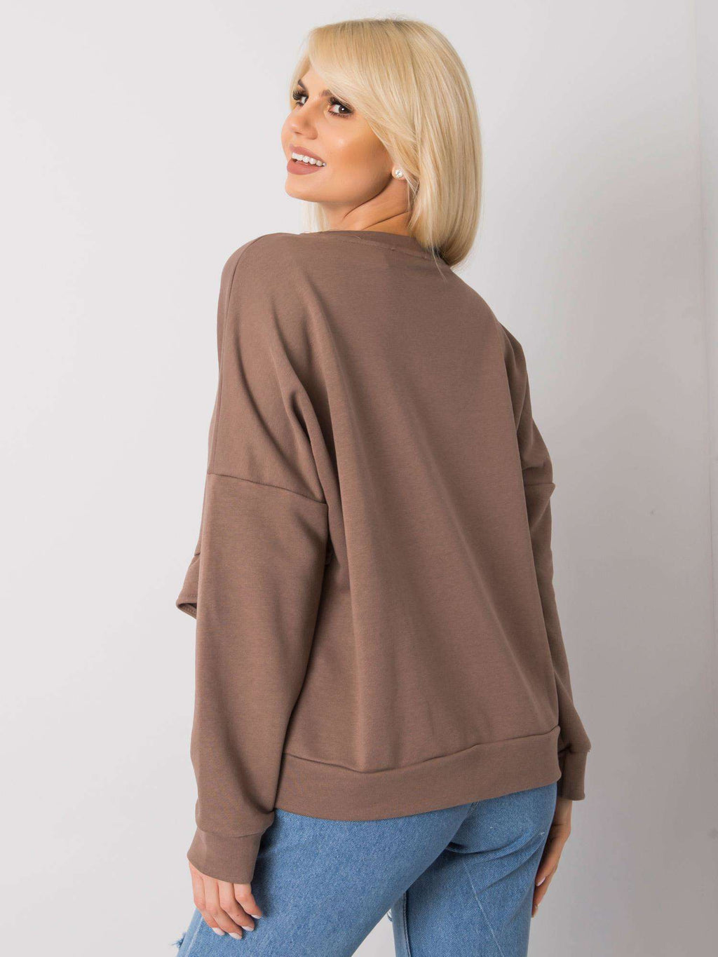 Brązowa elegancka bluza bez kaptura z ozdobną falbaną - Zora