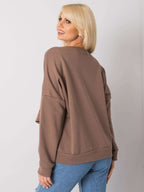 Brązowa elegancka bluza bez kaptura z ozdobną falbaną - Zora