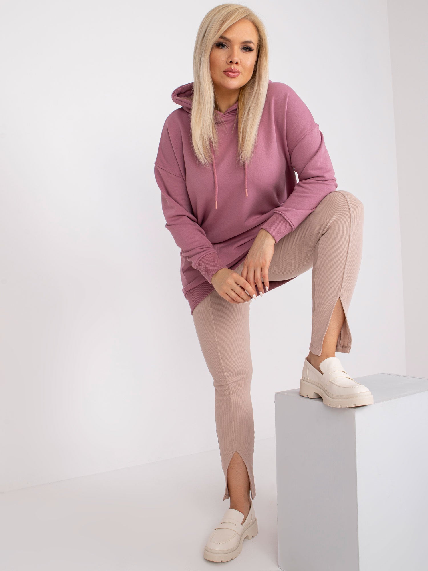 Klasyczna bawełniana bluza plus size z kapturem w kolorze brudnoróżowym - Krue
