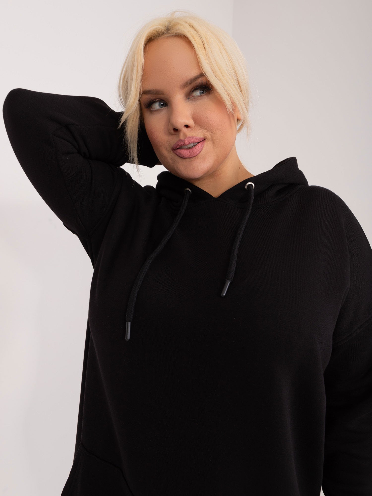Klasyczna bawełniana bluza plus size z kapturem w kolorze czarnym - Krue